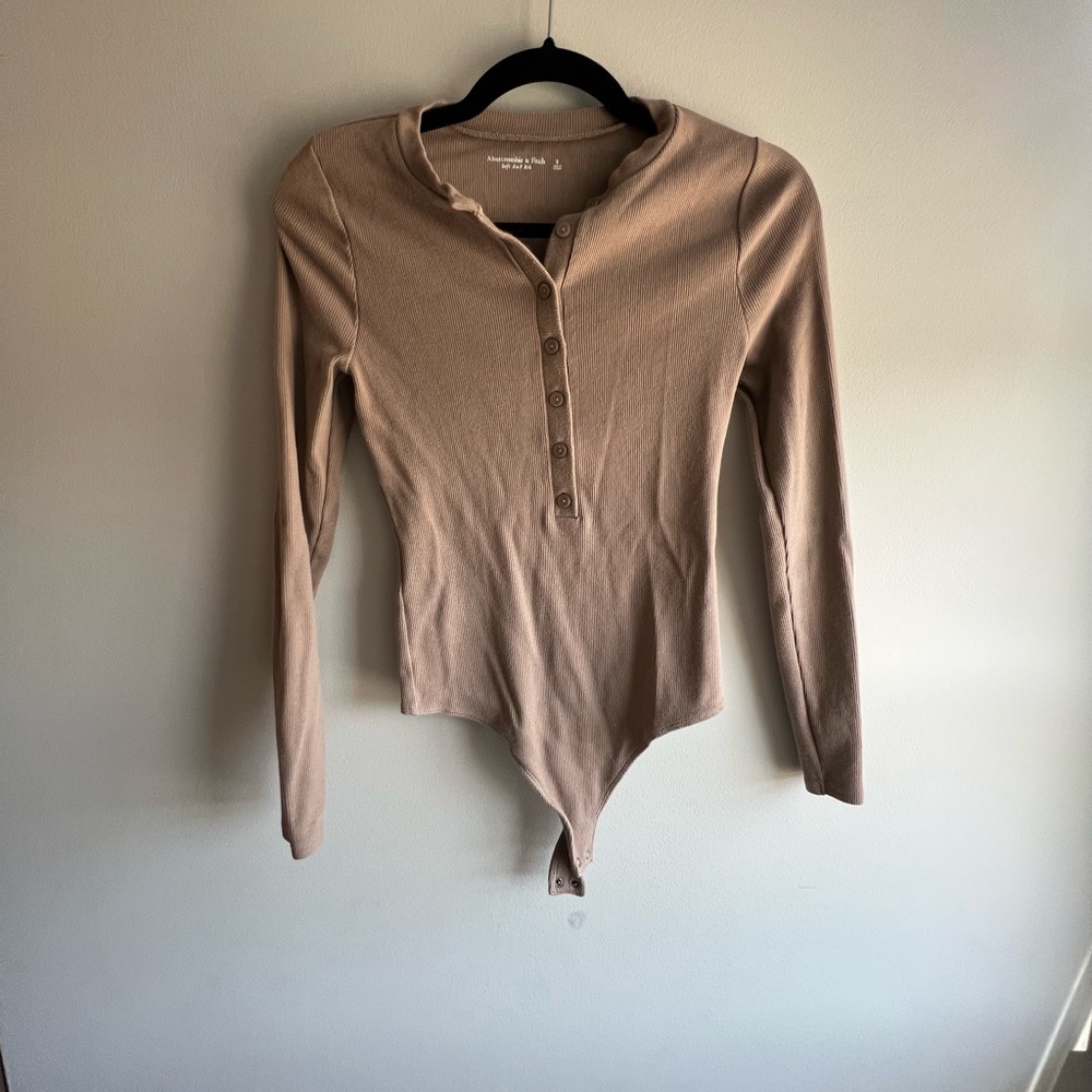 Abercrombie & Fitch Ribbed Button-Front Bodysuit | Taupe | Size S